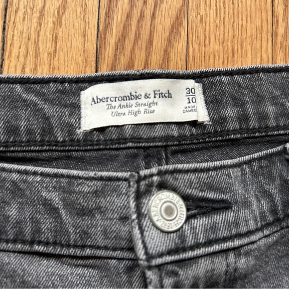 Abercrombie Ultra High Rise Ankle Straight Jeans - size 30 LONG - Picture 6 of 6